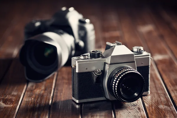 Retro a dslr fotoaparát — Stock fotografie