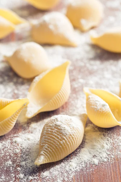 Pasta cruda y harina — Foto de Stock