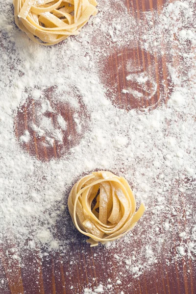 Rå pasta och mjöl — Stockfoto