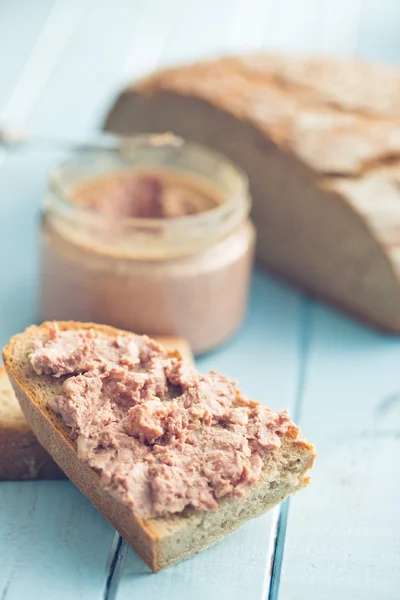 Die Pastete mit Brot — Stockfoto