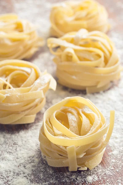 Pasta cruda y harina — Foto de Stock