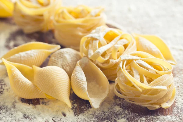 Rå pasta och mjöl — Stockfoto