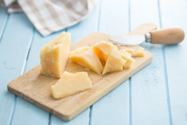 Queso parmesano en tabla de cortar —  Fotos de Stock