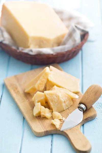 Fromage parmesan sur planche à découper — Photo