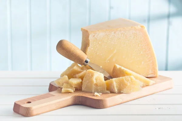 Parmigiano sul tagliere — Foto Stock