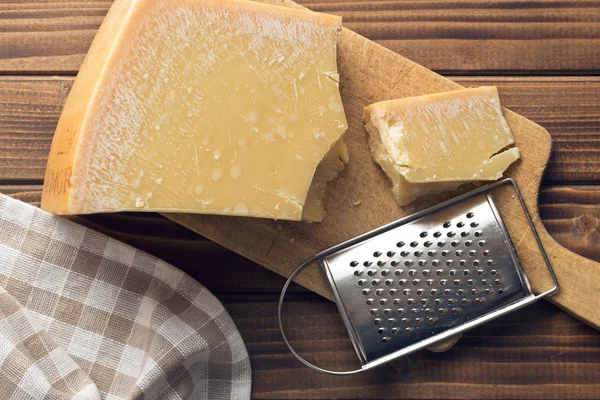 チーズおろし金とパルメザン チーズ — ストック写真