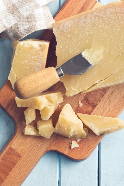 Fromage parmesan sur planche à découper — Photo