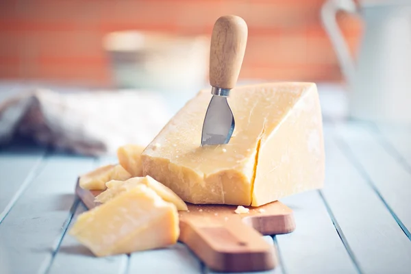 Fromage parmesan sur planche à découper — Photo