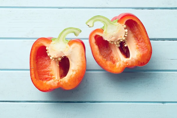 Halverade röd paprika — Stockfoto