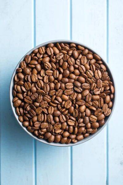 Кофейные зерна в миске — стоковое фото