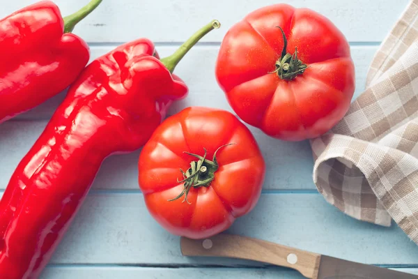 Rode tomaten en paprika 's — Stockfoto