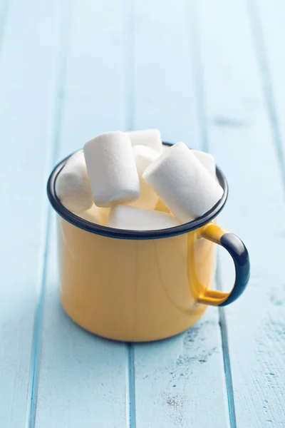 Bílý marshmallows v poháru — Stock fotografie