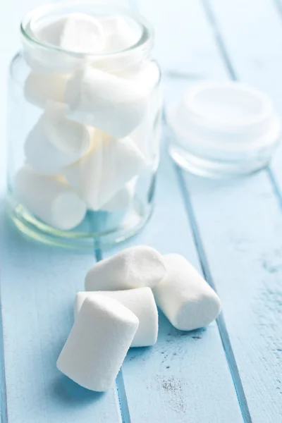Hvite marshmallows på kjøkkenbordet – stockfoto