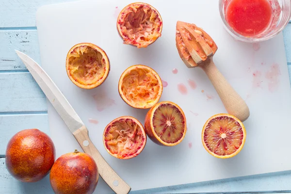 Yarıya kan portakal ve meyve sıkacağı — Stok fotoğraf