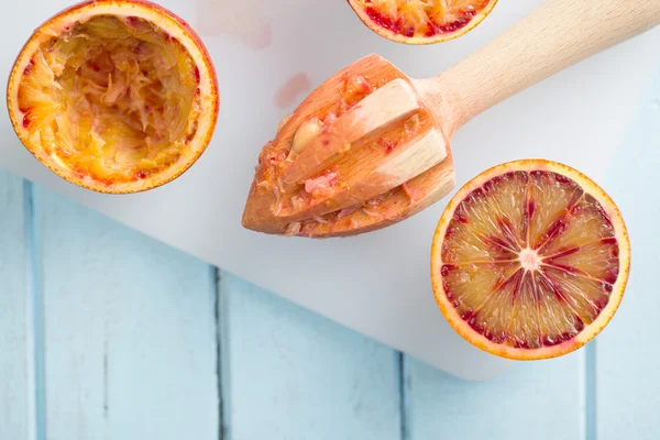 Sangue dimezzato arancio e spremiagrumi — Foto Stock