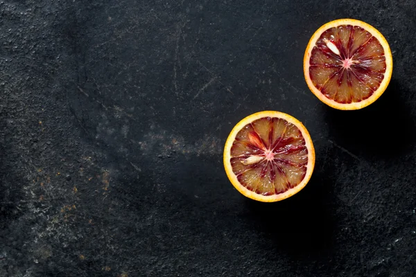 Laranja de sangue cortada pela metade — Fotografia de Stock