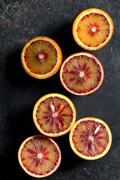 Laranja de sangue cortada pela metade — Fotografia de Stock