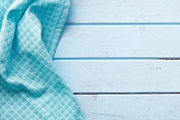 青テーブルに市松模様ナプキン — ストック写真