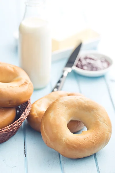 Sabrosos bagels en la mesa de la cocina — Foto de Stock