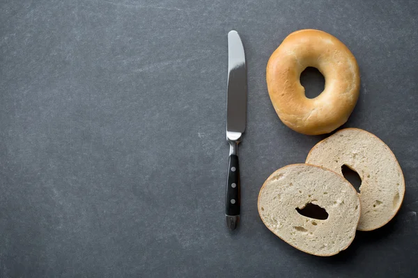 Bagel op schoolbord — Stockfoto