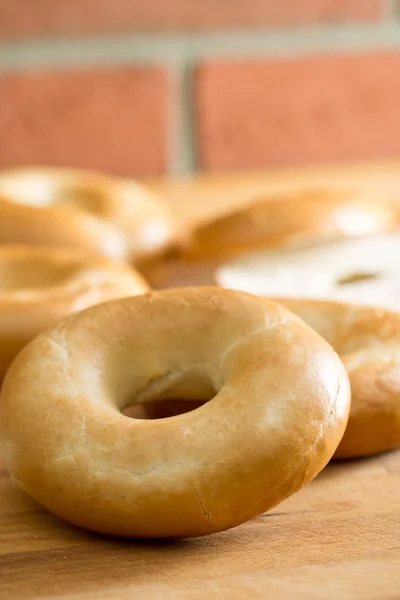 Sabrosos bagels en la mesa de la cocina — Foto de Stock