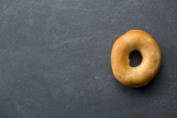 Bagel sulla lavagna — Foto Stock