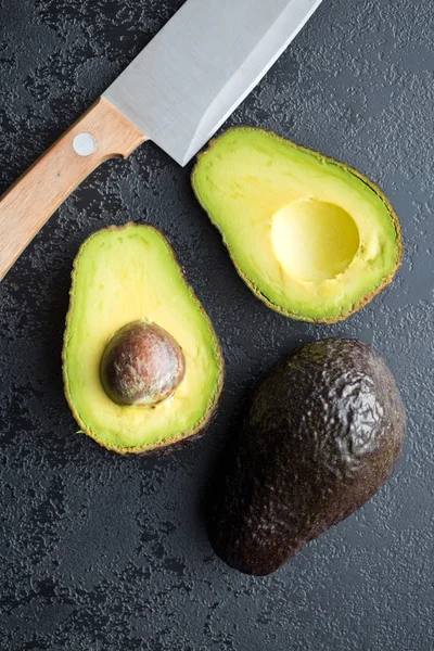 Gehalveerde avocado — Stockfoto