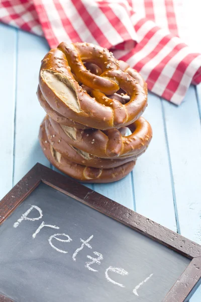 Pretzels cozidos no forno e chalkboard — Fotografia de Stock