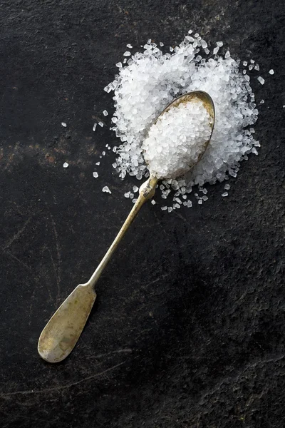 Cuchara de plata con sal blanca — Foto de Stock