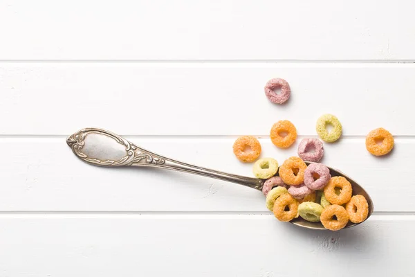 Anillos de cereales coloridos en cuchara — Foto de Stock