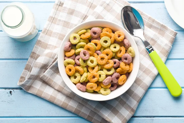 Anillos de cereales coloridos en tazón — Foto de Stock