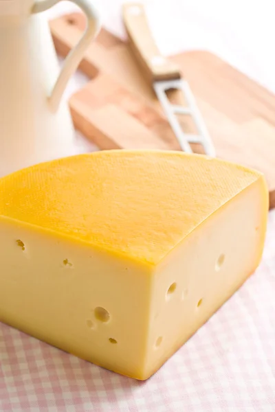 Blocco di formaggio di edam — Foto Stock