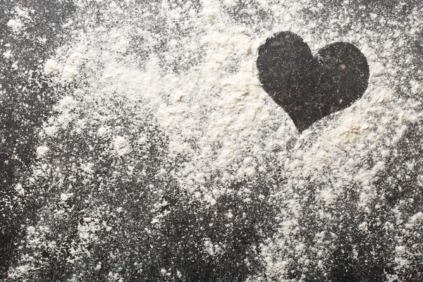 Herz aus weißem Mehl — Stockfoto