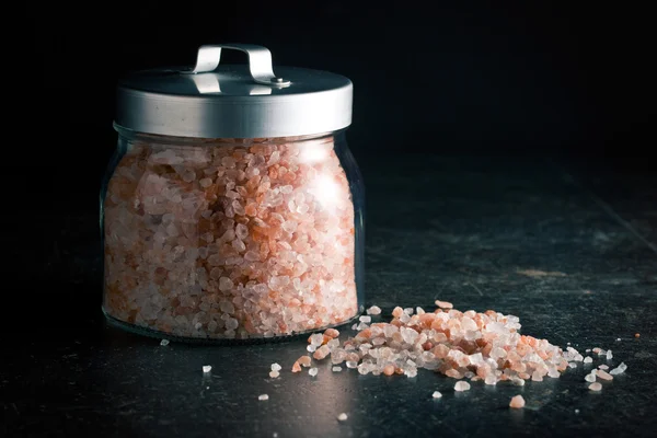 Himalayisk salt i krukker – stockfoto