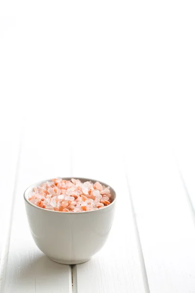 Гималайская соль в миске — стоковое фото