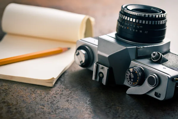 Old analogue camera and notepad — Stock Photo, Image