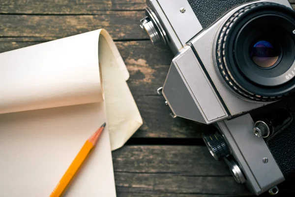 Old analogue camera and notepad — Stock Photo, Image