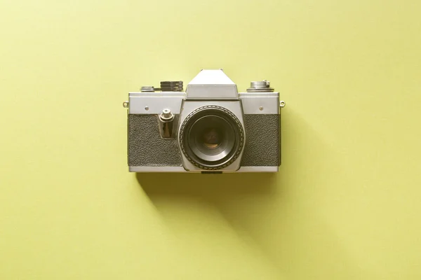 Retro fotoaparát na barevném pozadí — Stock fotografie