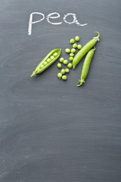 칠판에 녹색 완두콩 — 스톡 사진