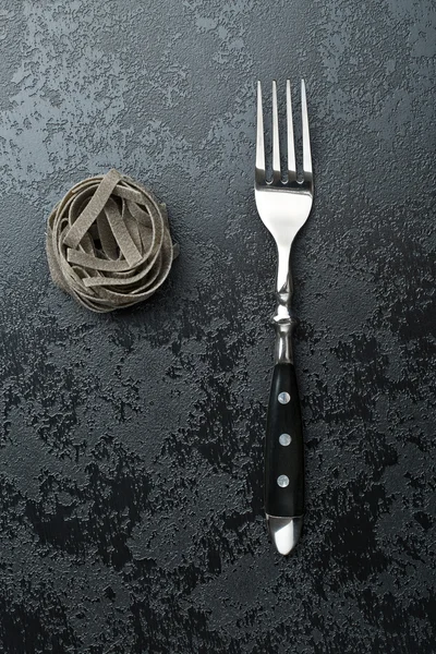 Fekete tagliatelle tészta és a villás — Stock Fotó