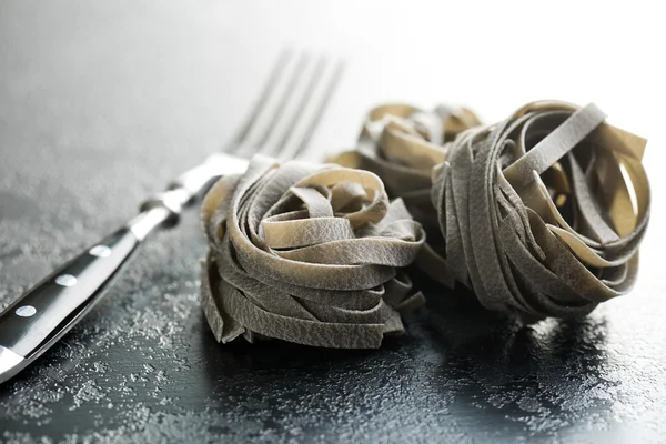 Tagliatelle nere pasta e forchetta — Foto Stock