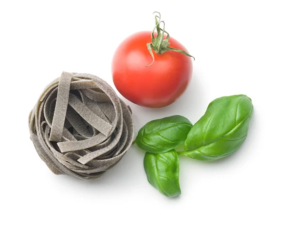 Tagliatelle macarrão com folha de tomate e manjericão — Fotografia de Stock