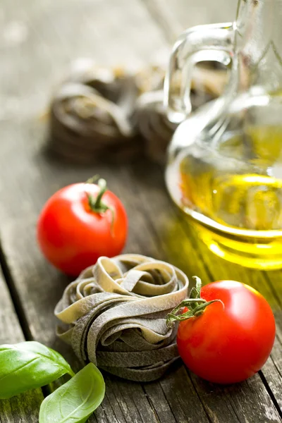 Tagliatelle pasta met tomaten en basilicum blad — Stockfoto