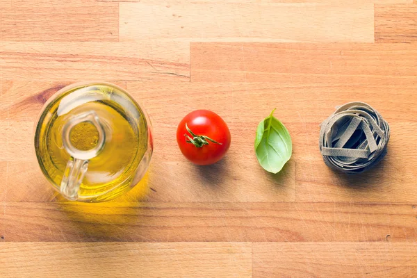 Tagliatelle pasta med tomat och basilika blad — Stockfoto