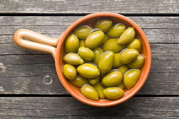 Aceitunas verdes en tazón —  Fotos de Stock