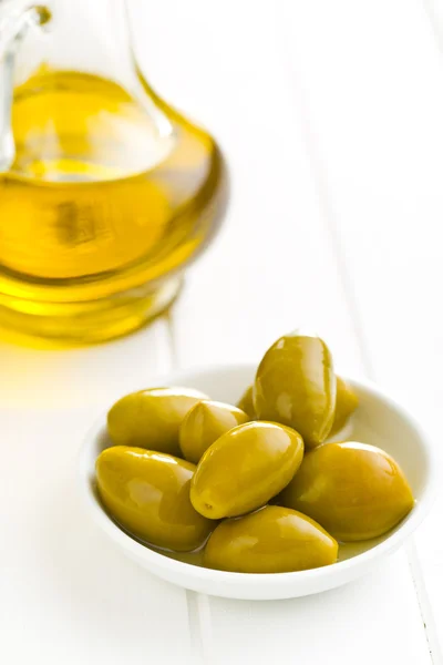 Groene olijven in schaal — Stockfoto