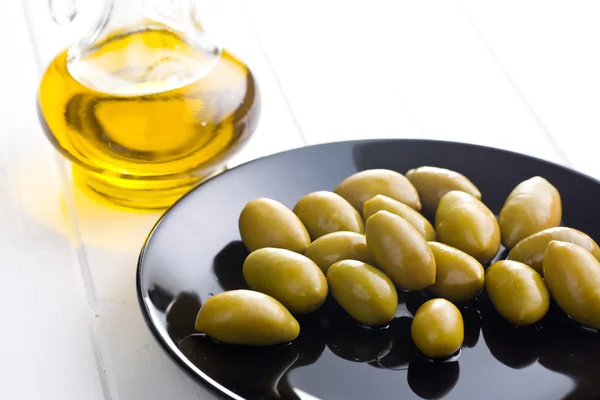 Olive verdi sul piatto — Foto Stock
