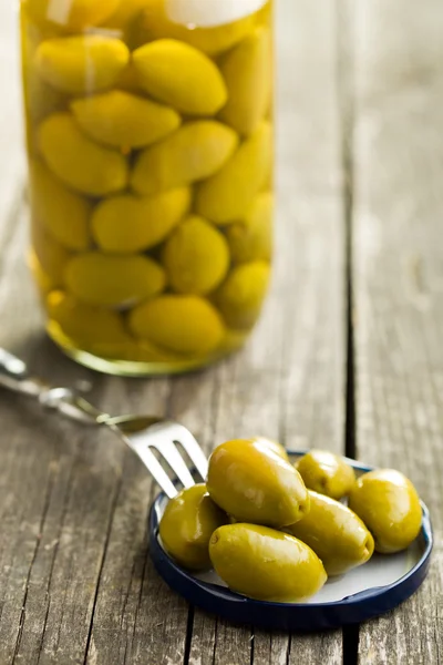 Aceitunas verdes en escabeche —  Fotos de Stock