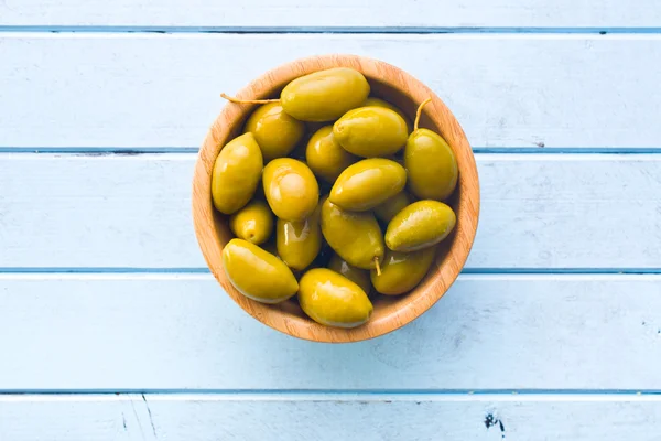 Зеленые оливки в миске — стоковое фото