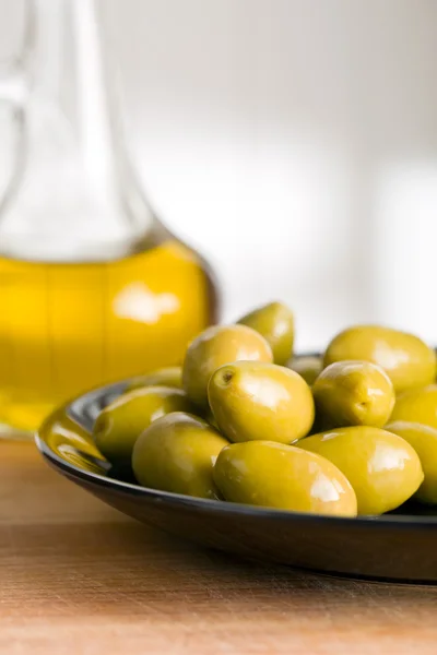 Groene olijven en olijfolie — Stockfoto